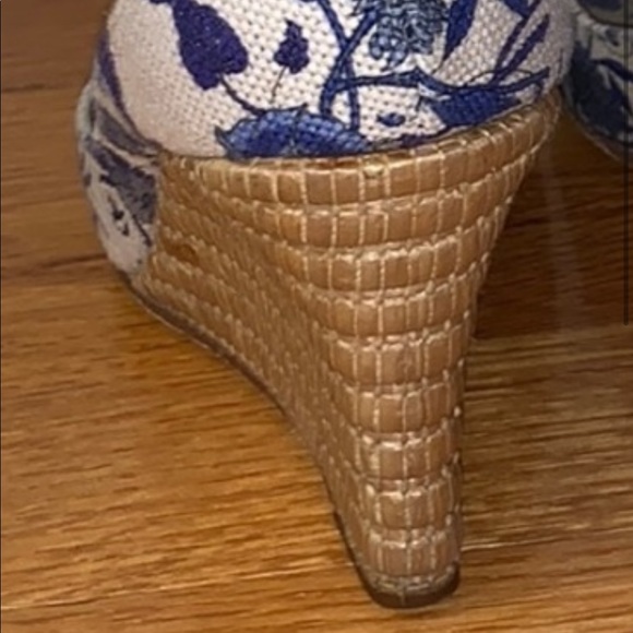 GUCCI WEDGE SANDALS. Size 7 - Picture 4 of 8